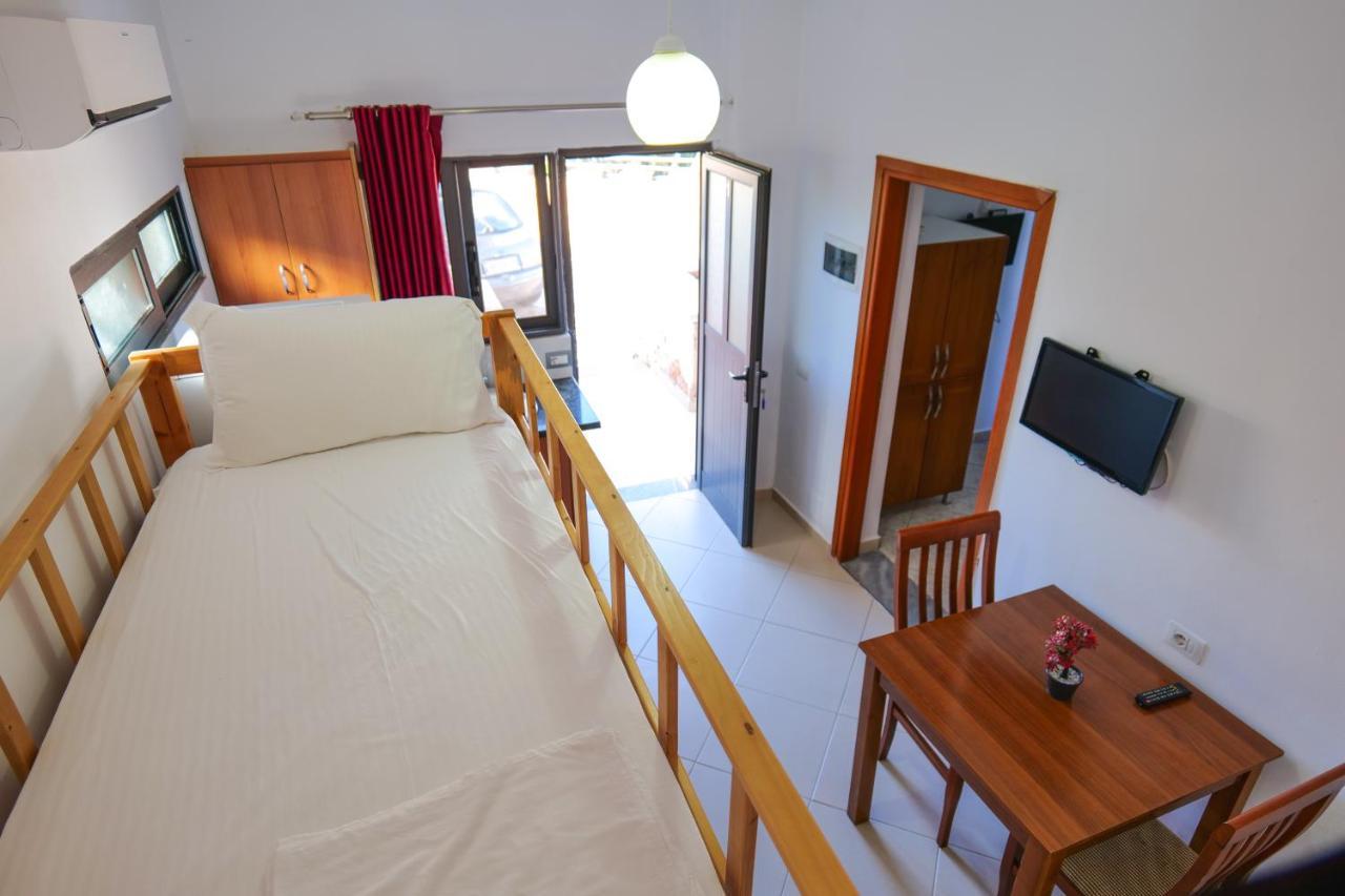 Guest House Gerard Ксамил Екстериор снимка