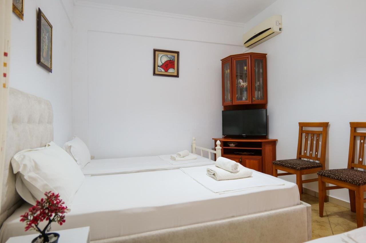 Guest House Gerard Ксамил Екстериор снимка