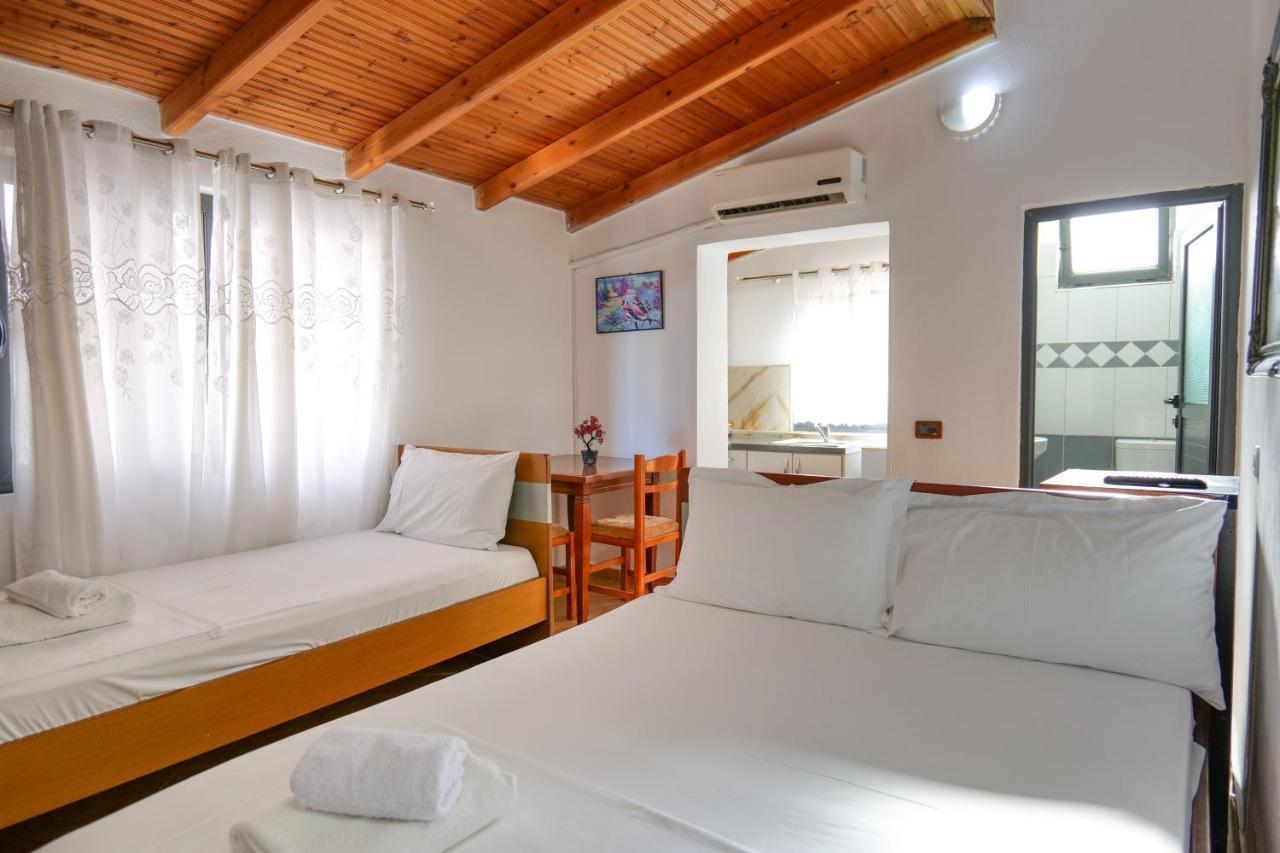 Guest House Gerard Ксамил Екстериор снимка