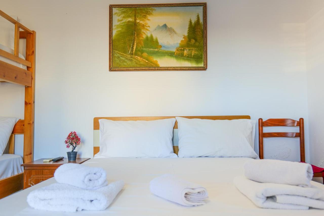 Guest House Gerard Ксамил Екстериор снимка