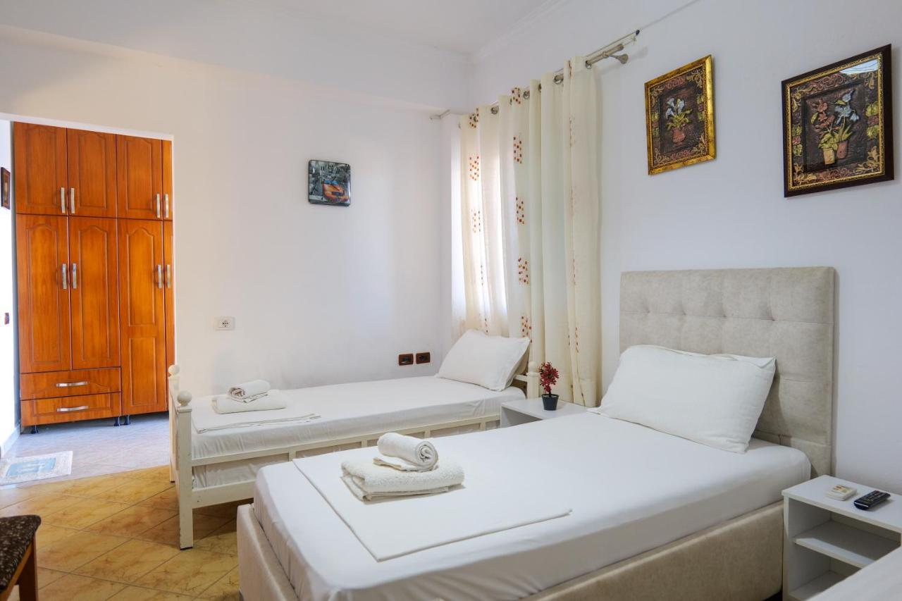 Guest House Gerard Ксамил Екстериор снимка
