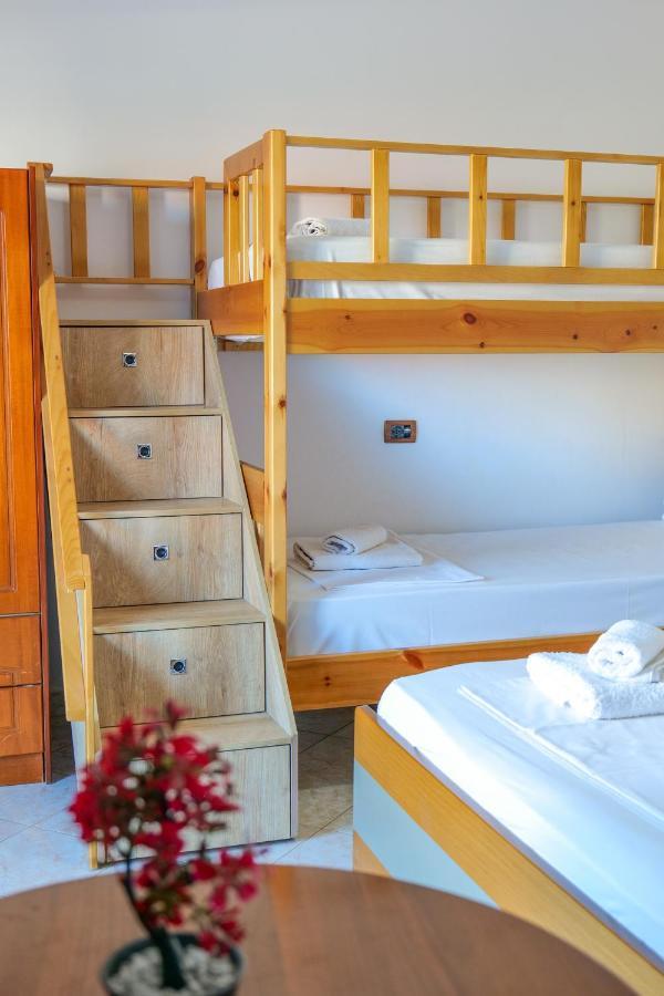 Guest House Gerard Ксамил Екстериор снимка