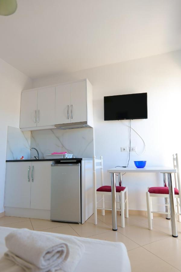 Guest House Gerard Ксамил Екстериор снимка