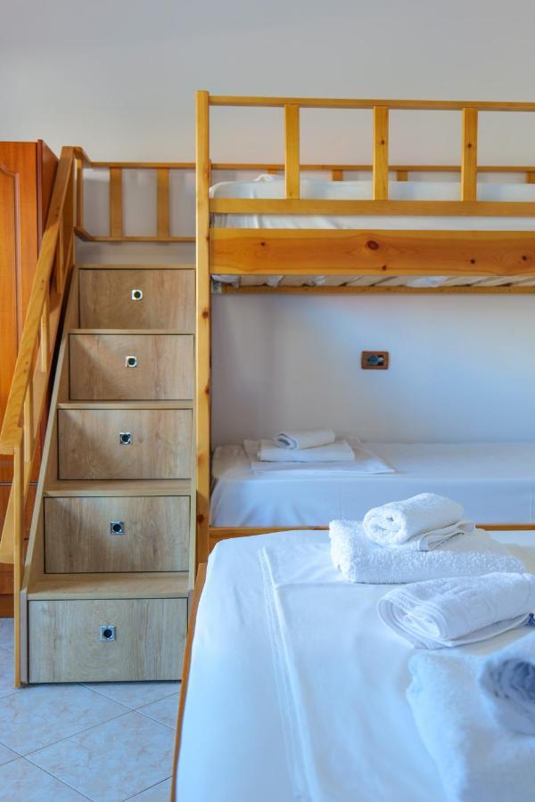 Guest House Gerard Ксамил Екстериор снимка