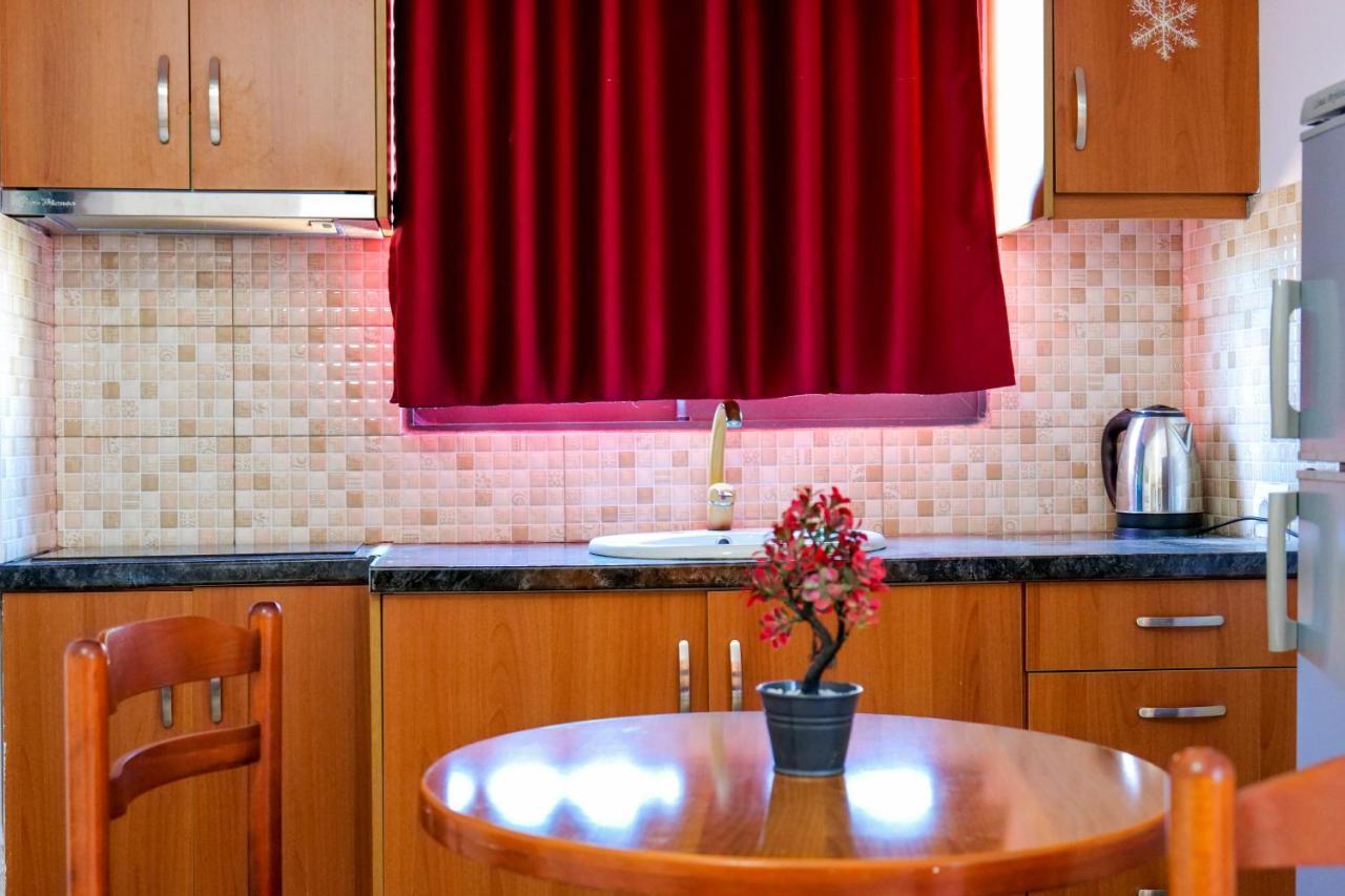 Guest House Gerard Ксамил Екстериор снимка
