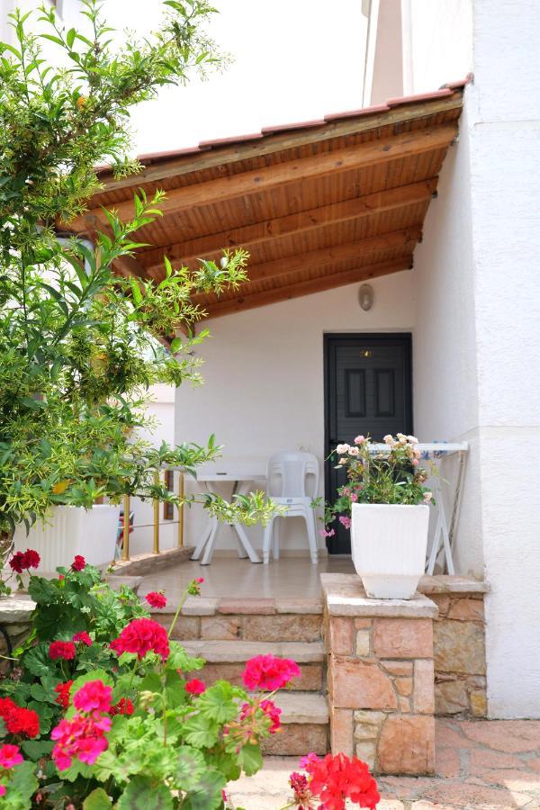 Guest House Gerard Ксамил Екстериор снимка